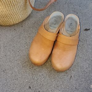 RARE! One of a kind Nina Z Natural Leather Heeled Clogs 37